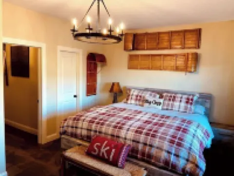 Apres Ski Luxury SKI-IN/OUT HUNTER MOUNTAIN Slopeside STEPS to Ski School Lodge 亨特酒店