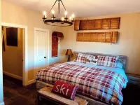 Apres Ski Luxury SKI-IN/OUT HUNTER MOUNTAIN Slopeside STEPS to Ski School Lodge