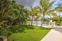 Waterfront - 5 BR, 4 Full Bath, Pool, 80' Dock, Ample Parking, Tiki Hut, Jacuzzi Các khách sạn ở Marathon