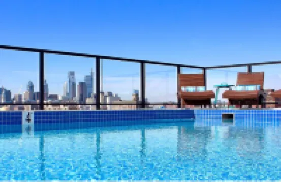 Gorgeous Rooftop Pool and Gym Access - Stylish Urban Retreat