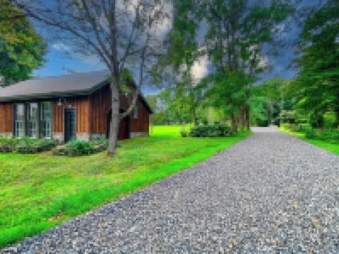 Cozy CHQ Farmhouse Escape by Stream & Cabin - 2.8mi to Main Gate, sleeps 12!