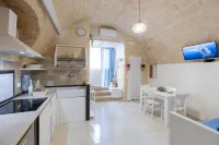 Stone-vaulted apartment in the very heart of the city's historic center.