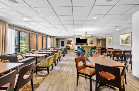 Hampton Inn Chicago/Naperville Near Niu Conference Center Отели рядом с достопримечательностью «Нейпер Сетлемент»