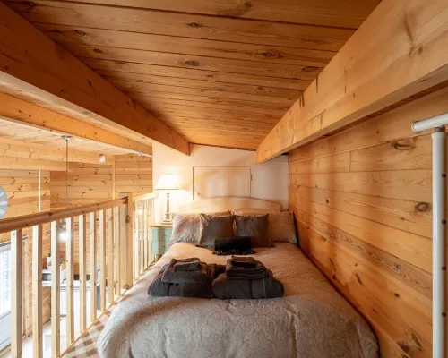 Walliswood Lodge - Rural Retreat - Newly converted, Wood Burner, Air Con, wi-fi 도킹 호텔