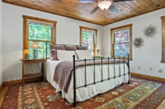 Welcome to Grandview Lodge! A 4 bedroom, 4 bath Mountain Sanctuary with Mtn View