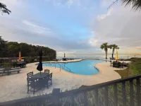 Waterfront Lake Marion Retreat • Pool • Gazebo • Minutes from I-95