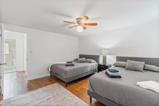 Sleeps 5, 3 Queen Beds, Centrally Located, Near Downtown KC & County Club Plaza