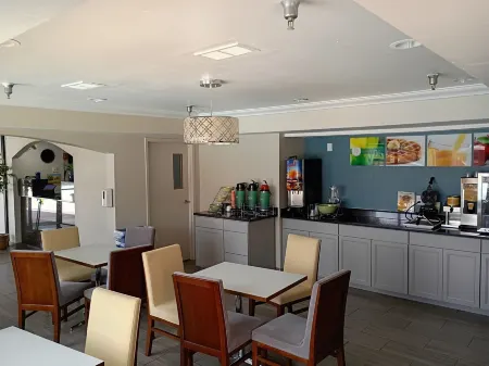 Quality Inn & Suites Decatur Priceville I-65 Отели в г. Хартсел