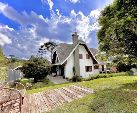 Casa Três Rios - Campos do Jordão Отели рядом с достопримечательностью «Casa - Chalé Condomínio Estância das Águas Claras»