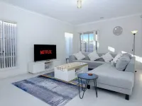 Family And Remote Work Friendly-Only 4 Minutes from The Pacific Werribee Hotels in Werribee