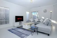 Family And Remote Work Friendly-Only 4 Minutes from The Pacific Werribee Hotels in Werribee