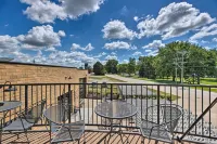 Downtown Yankton Apartment w/ Patio & River View! - موقف سيارات