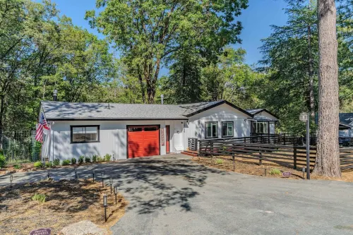 NEW: 3BR, private HotTub, FireTable, BBQ, AC, Dogs OK, WIFI