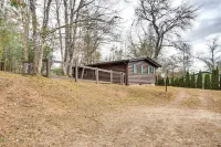 Peaceful Warne Cabin Fenced Yard and Screened Porch - Wifi