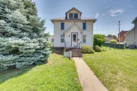 Cozy Iowa Getaway w/ Patio & Fenced-in Yard! - 3-Star