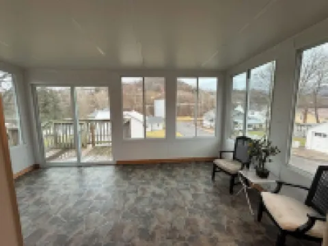 Charming, pet-friendly 2-bedroom house with WiFi, AC in delightful Lewistown 米夫林縣酒店