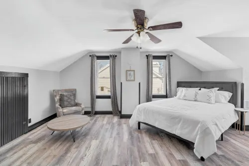 The WashMO Hospitality House WALK to riverfront, shopping, wine shuttle, HOT TUB