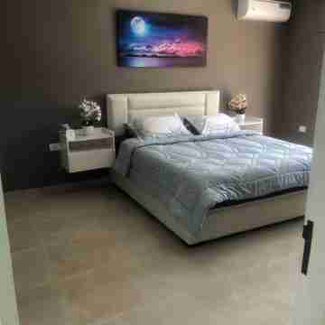 New condo in the royals Hills area Family, friendly, quiet neighborhood Rooms