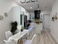 Cozy & Modern Coastal Retreat- Steps from the Sponge Docks!