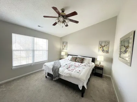 Beautiful 3 BD Home in Fishers with EV Charger Отели в г. Фолл Крик Тауншип