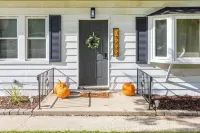 King Size Bed, Work Desk, Near Hwy, Laundry Room Access, Nearby Parking