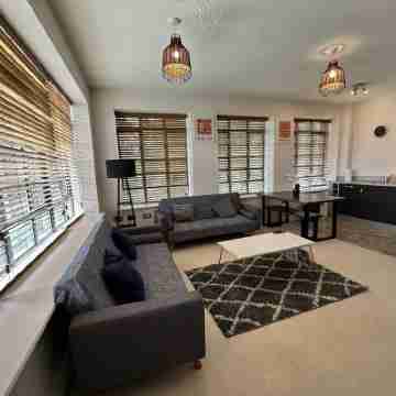 Travaal.com - FREE-WIFI-NETFLIX-PARKING - 2 Bedroom Apartment - Farnborough Others