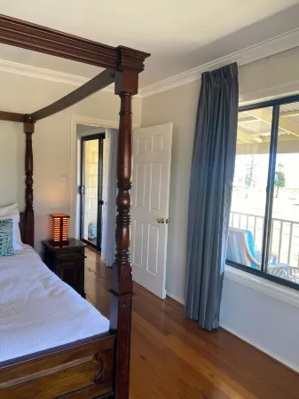 Absolute Beach front , entire property with ocean views from every room. Отели в г. Рокингем