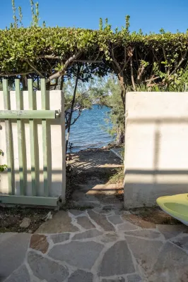 Vacation apartment with garden 5m from the water, ideal for families and water sports enthusiasts. Hotels in Giens