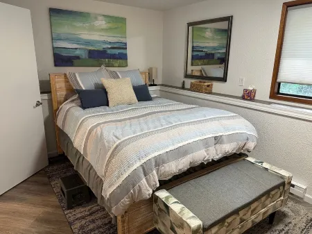 Charming 1-bedroom townhome in tranquil Reedsport with WiFi Отели рядом с достопримечательностью «Лейк Мари Трейлхед»