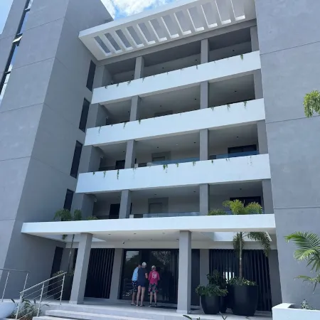 Luxurious Oceanfront Condo with Rooftop Pool on Brighton Beach– Sleeps 4