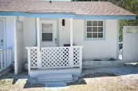 Stylish Island Stay| Private Patio + A/C + Wine Hotel a 