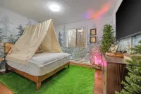 Themed| Lake | Pool | Hot Tub | Movie Screen