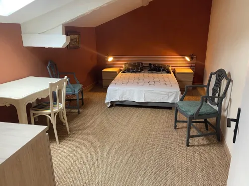 Quiet house surrounded by vineyards and overlooking the château. Hotels in Caillac