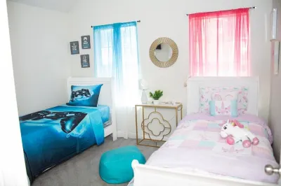 8 min from the airport, located right off exit Các khách sạn gần The Smoking Room