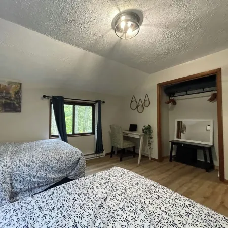 Cozy 3-bedroom cabin in enchanting Pocono Lake with AC, WiFi