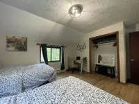 Cozy 3-bedroom cabin in enchanting Pocono Lake with AC, WiFi