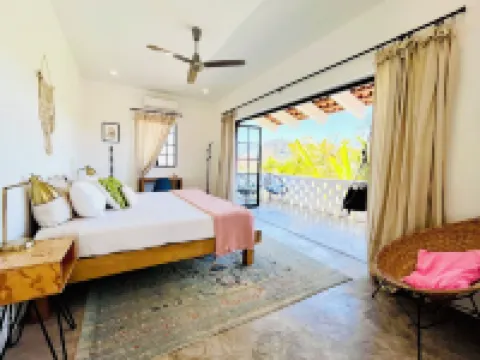 Huge Suite!! King Bed, A/C, Saltwater Pool, Fast Wifi, Mountain Views -"Sol"