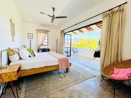 Huge Suite!! King Bed, A/C, Saltwater Pool, Fast Wifi, Mountain Views -"Sol"