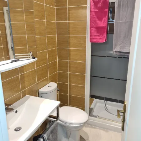 2 rooms in the town center, equipped, tourist port, beaches, shops, private car parks.