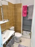 2 rooms in the town center, equipped, tourist port, beaches, shops, private car parks.