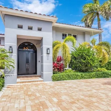 "Luxury waterfront mansion with large pool" Near clear water & sandy beaches !