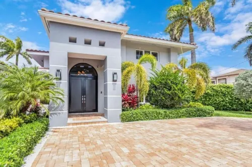 "Luxury waterfront mansion with large pool" Near clear water & sandy beaches !