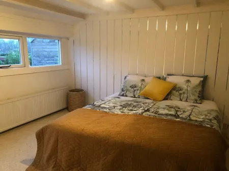 Surroundings Schoorl, Dune and Beach. Cozy house with garden on small park. Dog welcome Отели в г. Warmenhuizen