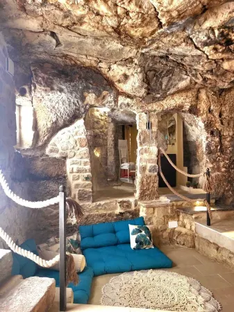Vacation home in picturesque thousand-year-old cave