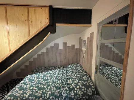 Studio on the ground floor of our home Отели в г. Корьер