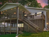 Lake front, spacious & cozy home with entertainment room. Hotéis em Shell Knob