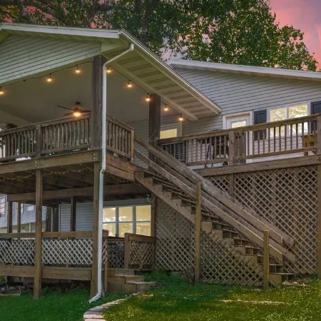 Lake front, spacious & cozy home with entertainment room. Отели в г. Шелл Ноб
