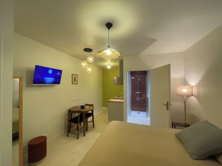 "Studio du Porche" Отели в г. Англье