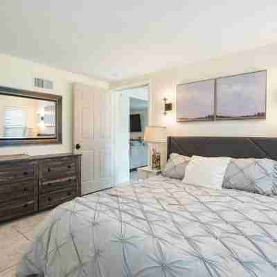 5 minutes walk to beach 4BR/2baths Rooms