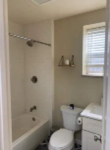 Well-located 1BR cottage with all amenities.